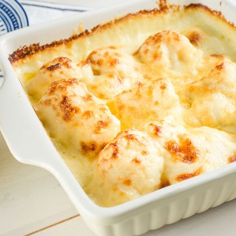 Cauliflower Cheese - This cheesy-goodess dish  is the perfect way to eat your veggies. Baked Cauliflower Recipe, Grilled Cauliflower, Pistachio Salad, Raw Cauliflower, Spiced Cauliflower, Cauliflower Steaks, Cauliflower Cheese, Cauliflower Curry, Baked Cauliflower