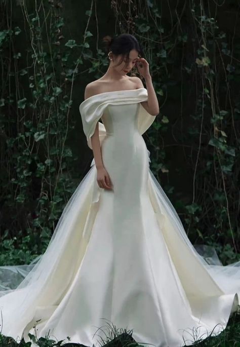 Wedding Dress Styles Princess, Wedding Dresses Bridgerton Style, Vintage Off The Shoulder Wedding Dress, Royal Core Wedding Dress, Bridgerton Wedding Dresses Inspired, Wedding Dress Bridgerton, Fairy Garden Wedding Dress, Bridgerton Wedding Dress, Wife Dress