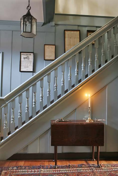 Staircase from a house in Williamsburg from the October 2012 issue.  Table with only the candlestick. Colonial Staircase, Lambriseringen Gang, Living Room Partition Wall Design, Partition Wall Design, Room Partition Wall, Room Divider Ideas, Divider Ideas, Home Interior Design Ideas, Colonial Interior