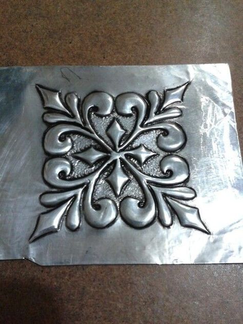 Feuille Aluminium Art, Aluminum Foil Crafts, Tin Foil Art, Metal Embossing Art, Metal Art Techniques, Soda Can Crafts, Pewter Art, Aluminum Foil Art, Tin Can Art