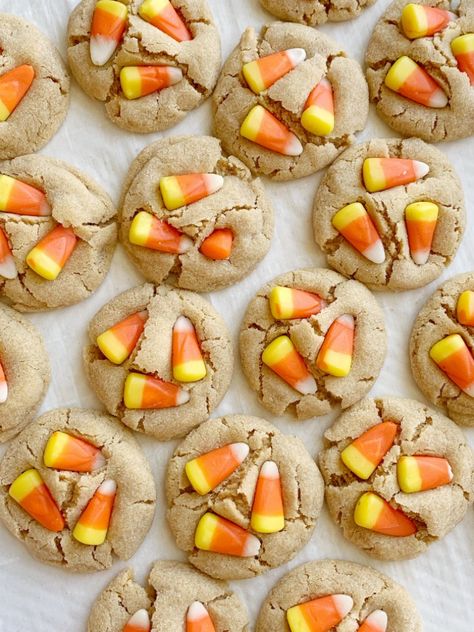 Candy Corn Peanut Butter Cookies | Candy Corn Cookies are a fun and delicious Halloween recipe. Soft-baked sweet peanut butter cookies with candy corn on top! Kids love to help push the candy corn on top the cookies! Cookies With Candy, Candy Corn Sugar Cookies, Corn Cookies, Candy Bar Cookies, Candy Corn Cookies, Halloween Cookie Recipes, Autumn Celebration, Cookies Homemade, Homemade Cookie