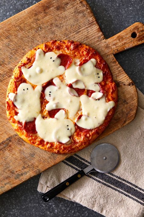 Ghost Food, Ghost Pizza, Costco Pizza, Homemade Halloween Treats, Halloween Potluck, Slow Cooker Applesauce, Halloween Appetizers Easy, Holiday Entertaining Food, Cinnamon Twists