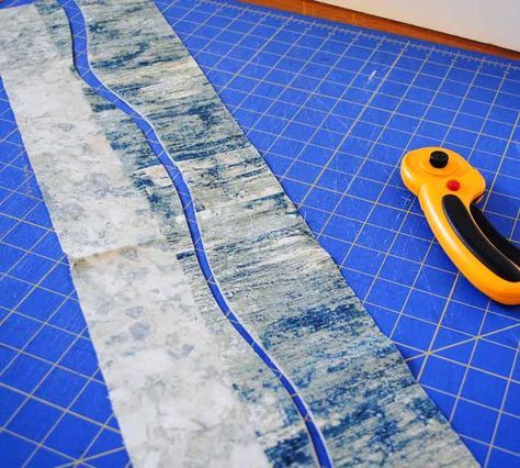 The first wavy cut through the two overlapping fabric strips. Improvational curved piecing. Wavy Quilt Pattern, Landscape Quilts Ideas, Art Quilts Ideas, Improv Piecing, Fabric Art Tutorials, Seascape Quilts, Landscape Quilting, Drunkards Path, Curved Piecing