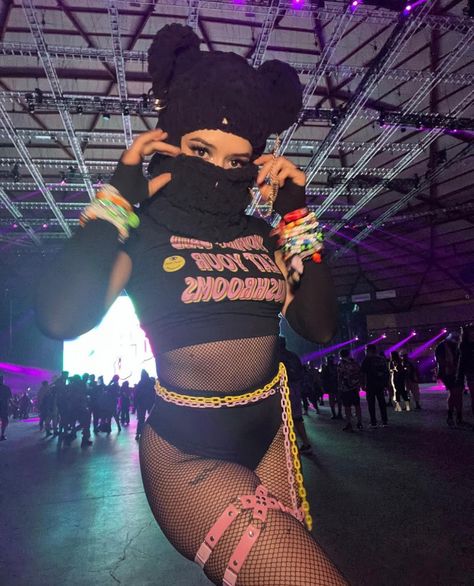 Edm Festival Outfit Midsize, Rave Outfits Black Women, Nocturnal Wonderland Outfits, Rave Outfits Techno, Rave Baddie, Underground Rave Aesthetic, Rave Inspiration, Cute Rave Outfits, Rave Attire