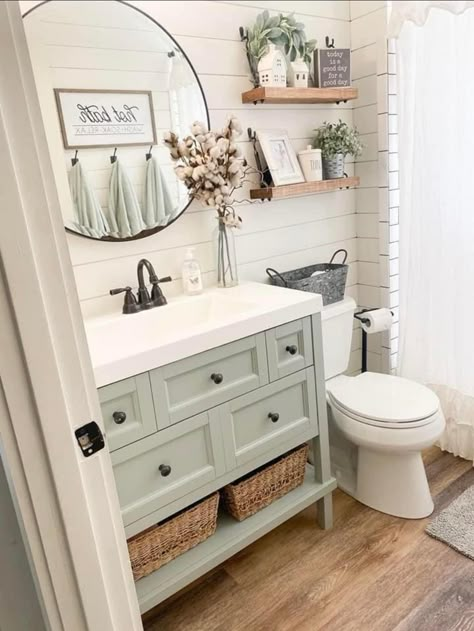 Small Half Bath Farmhouse, Cute Modern Bathroom Ideas, Farmhouse Guest Bathroom Ideas, Rustic Half Bath Ideas, Diy Farmhouse Bathroom Remodel, Tiny Farmhouse Bathroom, Rustic Small Bathroom Ideas, Teen Bathroom Ideas, Simple Farmhouse Bathroom