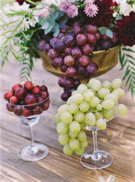 Grape Wedding Theme, Vineyard Wedding Centerpieces, Feasting Table, Fruit Centerpieces, Thanksgiving Table Settings, Dinner Decoration, Green Fruit, Summer Tables, Wine Theme