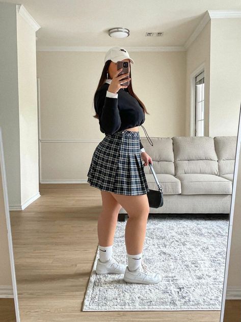 Plus Size Selfie Ideas, Chubby Hourglass Shape, Plus Size Hourglass Outfits, Plaid Skirt Outfit, Midsize Outfits, Shape Fashion, Hourglass Shape, Looks Street Style, Swaggy Outfits