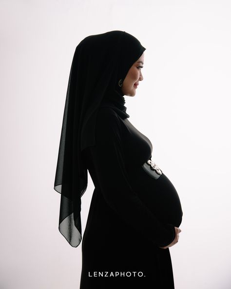 Hijabi Maternity Photoshoot, Maternity Shoot Hijab Studio, Maternity Photography Studio, Maternity Photography Poses Pregnancy Pics, Maternity Studio, Korean Wedding Photography, Korean Wedding, Maternity Photography Poses, Maternity Poses