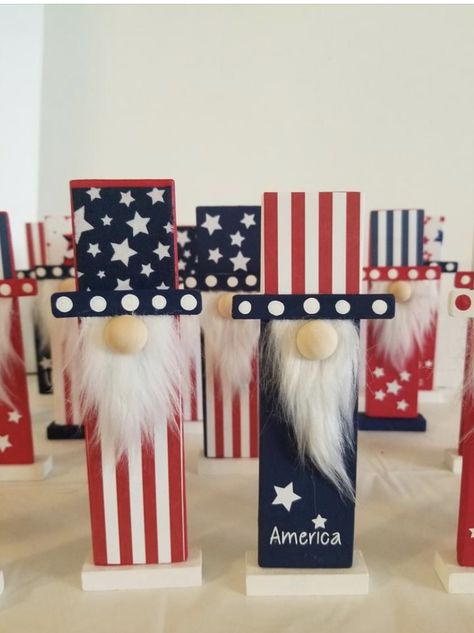 Red White And Blue Wood Crafts, Wood 2x4 Crafts, Diy Summer Decor House Craft Ideas, July 4th Wood Crafts, 4th Of July Wood Decor, Wood Summer Crafts, Summer Craft Decor, Forth Of July Crafts Diy, June Crafts For Adults