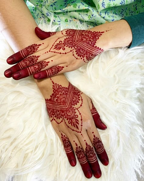 Red Mehendi Designs, Henna Wedding Maroon, Henna Nikah, Henna Maroon, Henna Nail Art, Wedding Henna Designs, Inai Pengantin, Red Henna, Henna Wedding