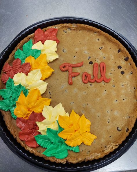 Easy Fall Decorated Cakes, Fall Message Cookie Ideas, Construction Cookie Cake, Fall Themed Cookie Cake, Fall Anniversary Cake, Fall Cookie Cakes Decorated, Fall Inspired Cakes, Halloween Cookie Cakes Ideas, Simple Fall Cake Ideas