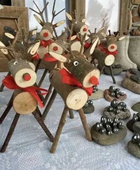 Easy Diy Outdoor Christmas Decorations, Diy Outdoor Christmas Decorations, Reindeer Diy, Outdoor Christmas Diy, Outside Christmas Decorations, Wooden Reindeer, Wooden Christmas Decorations, How To Make Christmas Tree, Reindeer Decorations