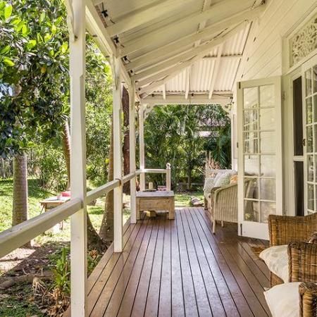 Coastal Queenslander with Original Features Queenslander Homes Interior, Queenslander Homes Exterior, Queenslander Homes, Outdoor Architecture, Queenslander House, Real Estate Websites, Brace Yourself, Australian Homes, Country Estate