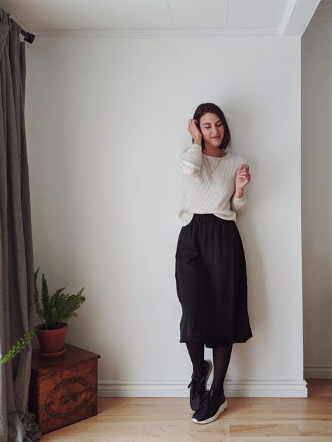 10 easy ways to wear a midi skirt - PetraAlexandra Blog Skirt Outfit Winter Tights, Black Midi Skirt Outfit Winter, Tiered Midi Skirt Outfit, Black Midi Skirt Outfit, Skirt With Sneakers, Midi Skirt Outfit Winter, Skirt Outfit Winter, Skirts With Sneakers, Midi Skirt Winter