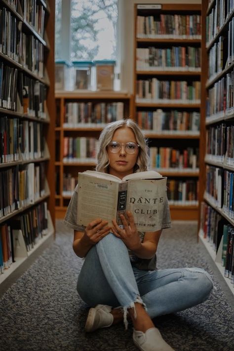 Library photo shoot Library Photoshoot, Shooting Pose, Library Photo Shoot, Creative Senior Pictures, Book Photography Instagram, Library Pictures, Poses Women, Shotting Photo, Poses Photography