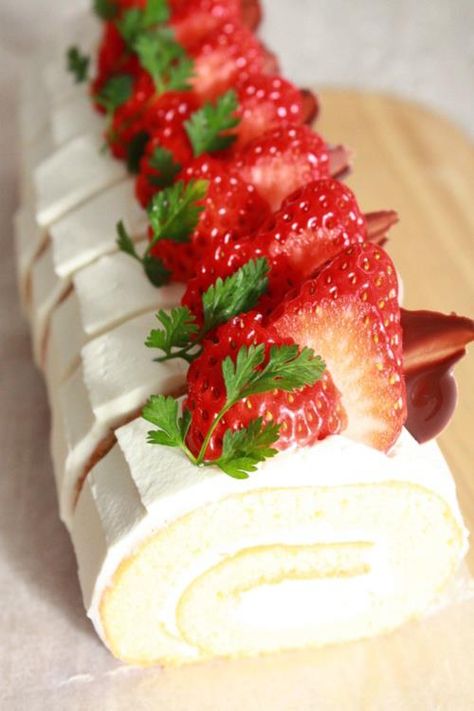 . Rolls Cake, Roulade Cake, Strawberry Roll, Cooking With Friends, Swiss Roll Cakes, Strawberry Roll Cake, Swiss Rolls, Roll Cakes, Cake Rolls