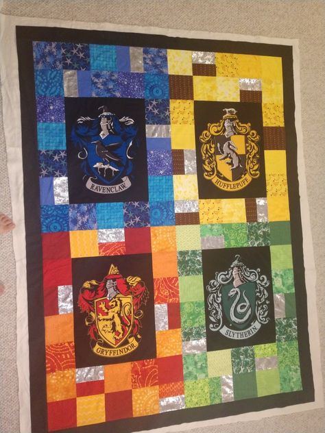 Harry Potter Quilts Ideas, Harry Potter Quilts, Harry Potter Quilt Pattern, Hogwarts Quilt, Harry Potter Quilt Ideas, Nerd Quilt, Harry Potter Baby Quilt, Book Quilts, Harry Potter Quilt