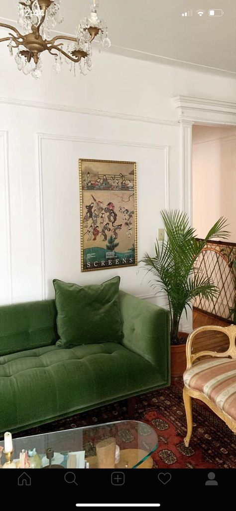 Lauren Valenti, Emerald Green Couch, Modern Green Living Room, Sofa Colour Combinations, Green Velvet Couch, Green Velvet Sofa Living Room, Green Couch Living Room, Green Leather Sofa, Green Couch