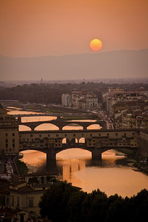 Sunset over Ponte Vecchio / Florence, Italy  It's a thousand times more beautiful in person.....It's past time to go back. Ponte Vecchio Florence, Toscana Italia, Voyage Europe, Florence Italy, Oh The Places Youll Go, Places Around The World, Wonderful Places, Vacation Spots, Italy Travel