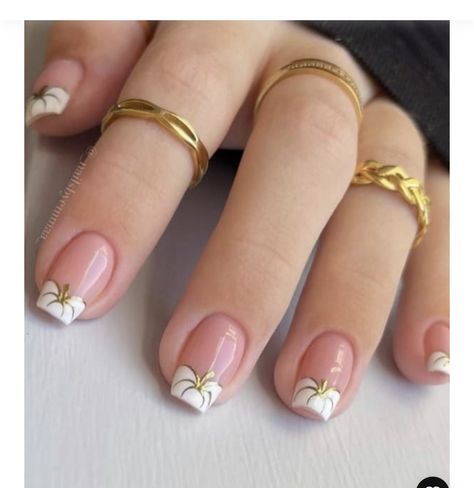 Simple Fall Designs Nails, Short Gel Nails Ideas Fall French, Nail Art Thanksgiving Autumn, White Pumpkin Nails Fall, Short French Nails Halloween, French Manicure With Pumpkin, White And Gold Pumpkin Nails, Short Halloween French Tip Nails, Pumpkin French Manicure