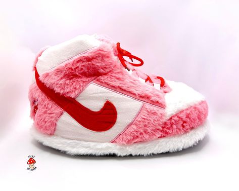 Nike Rosa, Novelty Slippers, Slipper Design, Nike Slippers, White Slippers, Sneaker Style, Slide Slippers, Cute Nike Shoes, Designer Slippers