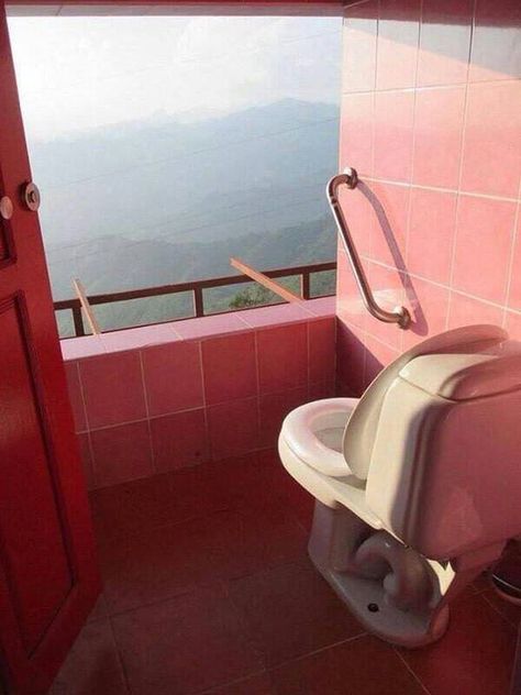 Poop with a view. Toilette Design, Design Fails, Leyte, Daily Funny, Diy Interior, Laughing So Hard, Meme Pictures, New Memes, Decor Interior Design