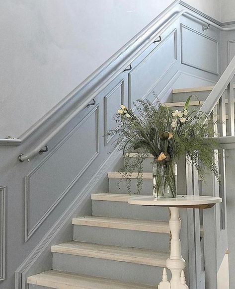 Closed Staircase, Stair Moulding, Hallway Wall Colors, Staircase Paneling, Luxury Room Design, Stair Paneling, Stair Walls, Staircase Wall Decor, Stairs Design Interior