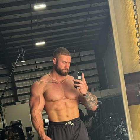 Chris Bumstead on Instagram: "Me taking no days off thinking our baby girl is going to come soon. She’s not even born yet and already pushing me to be better🙃 I’d say she’s late, but being the king of being late myself I prefer the philosophical view that: whenever you show up is exactly when you were meant to. 😉  ( @cbumfitness drop April 24 )" Big Muscular Men, Men Anatomy, Men Muscles, Chris Bumstead, Oni Tattoo, Aesthetics Bodybuilding, No Days Off, Strong Guy, Gym Boy