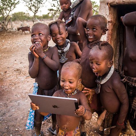 Tribal Children See An iPad For The First Time Kids Around The World, Foto Tips, Jehovah's Witnesses, People Of The World, 인물 사진, Happy People, Little People, Johnny Depp, Wonders Of The World