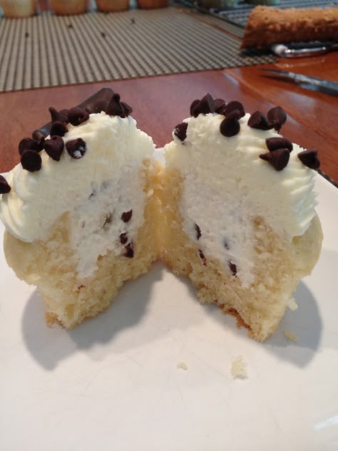 Cannoli Cupcakes, Cannoli Cupcake, Good Eat, Yummy Sweets, Cannoli, Cupcake Ideas, How Sweet Eats, Eat Dessert, Yummy Desserts