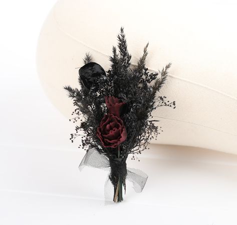 Beautiful flower boutonnieres and corsages in burgundy and black.  Burgundy boutonniere is ideal for a rustic wedding.  The black color of the boutonniere and corsage is the perfect solution for a gothic wedding)) Dark Flower Boutonniere, Black And Maroon Corsage, Black And Cranberry Wedding, Black And Red Boutonniere, Gothic Wedding Boutonniere, Black And Burgundy Wedding Dress, Red And Black Wedding Bouquets, Goth Bridal Bouquet, Goth Boutonniere