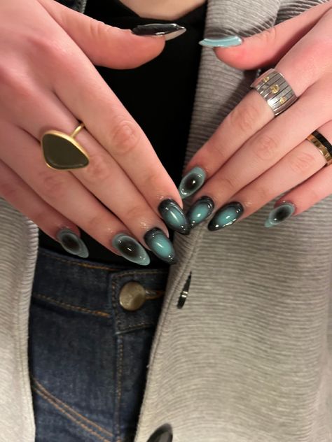 Simple Fall Designs, Trendy Green Nails, Chic Almond Nails, Eye Nails Design, Nails Design Almond, Green Nail Art Ideas, Easy Halloween Nails, Stone Nails, Gucci Nails