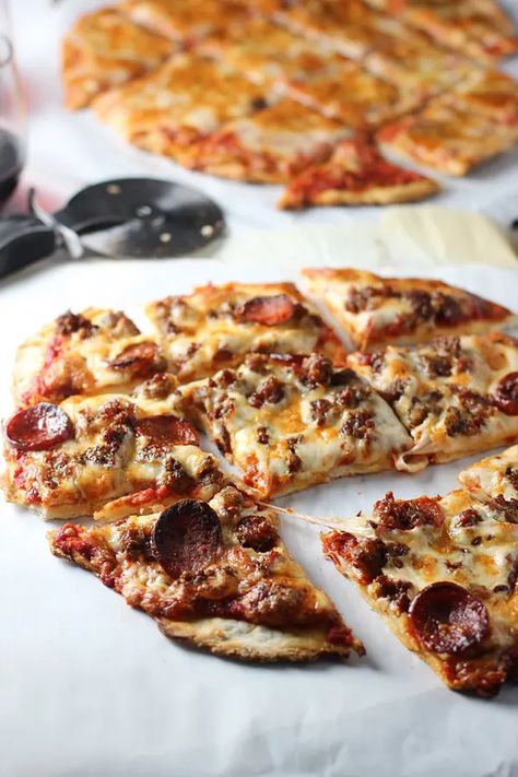 St.Louis Style Pizza (Imo's Copy Cat) - Cooking for Keeps St Louis Style Pizza, Smokehouse Recipes, Imos Pizza, Pizza Calzones, Copycat Food, Homemade Crust, Yummy Pizza, Recipes Pizza, Pizza Roll