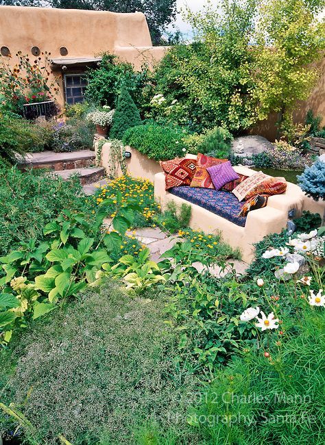 Susan Blevins of Taos, New Mexico, created an elaborate home garden featuring containers, perennial beds, a Japanese themed path and a regional style that reflects the Spanish and pueblo architecture of the area. Colorful pillows add yet another dash of color to a bench in a sunken niche. Pueblo House, Mexican Garden, New Mexico Style, Taos New Mexico, Cob House, Desert Garden, Natural Building, Mediterranean Garden, Earthship