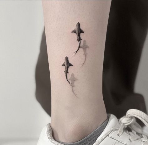 Shark Behind Ear Tattoo, Marine Biology Tattoo, Small Shark Tattoo, Hai Tattoo, Shadow Tattoo, Tato Minimal, Tattoo Culture, Muster Tattoos, Shark Art