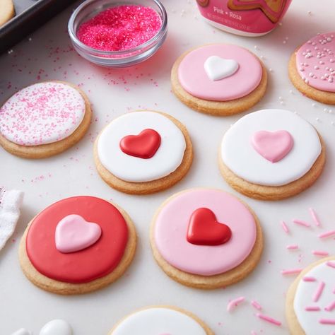 Mini Round Heart Cookies http://www.michaels.com/m/B_87362 Valentine Breakfast, Valentine Goodies, Valentine Cookies Decorated, Cookies Dough, Valentines Day Sugar Cookies, Flooding Cookies, Valentine Sugar Cookies, Valentines Baking, Pink Cookies