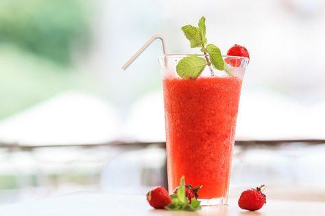 Perfect Pumpkin Shake | Hungry Girl Strawberry Daiquiri Recipe, Strawberry Colada, Strawberry Cocktail, Strawberry Cocktails, Daiquiri Recipe, Fruit Garnish, Hungry Girl Recipes, Recipe Builder, Cocktail Drinks Alcoholic