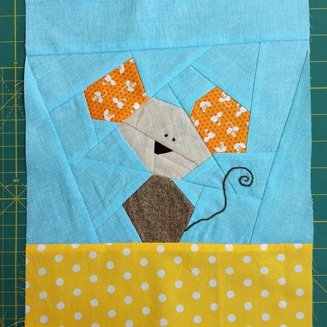 Free pieced mouse! by sonjaartisania, via Flickr Pieced Quilt Patterns, Quilt Animals, Cat Quilt Block, Cat Quilts, Paper Pieced Quilt Patterns, Jelly Roll Quilt Patterns, Quilt Square Patterns, Paper Pieced Quilt, Childrens Quilts