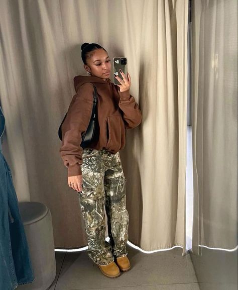 Camoflouge Outfit Black Women, Timbs Fits Women, Camo Pant Outfits For Women, Vintage Outfits Black Women, What To Wear With Camo Pants, Calm Luh Fit, Army Pants Outfit, Timbs Outfits, Cargos Streetwear