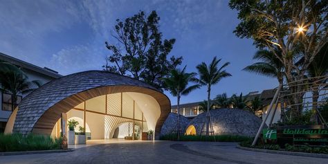 onion designs hotel's dome-shaped lobby clad in wooden shingles in thailand Wooden Shingles, Modern Hotel Lobby, Houses In Costa Rica, Form Architecture, Parametric Architecture, Architecture Design Concept, Modern Hotel, Outdoor Playground, Japanese Architecture