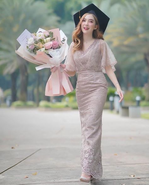 Dress Kebaya Modern, Model Dress Kebaya, Braidsmaid Dresses, Dress Kebaya, Classy Gowns, Kebaya Dress, Fashion Days, Ulzzang Girl, Model Dress