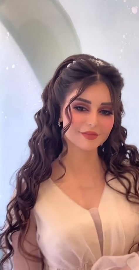 Arabic Hairstyles, Arab Bride, Bride Looks, Wedding Makeup Bride, Girly Dp, Arab Wedding, Unique Makeup, Wedding Hairstyles Half Up Half Down, Hairstyles Easy