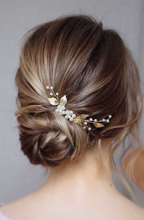 Looking for the latest hair do? Whether you want to add more edge or elegance – Updo hairstyles can easily make you look sassy and elegant. So if... Sanggul Modern, Hair Piece Wedding Hair, Dunner Wordend Haar, Hair Piece Wedding, Pearl Hair Vine, Bridal Hair Piece, Best Wedding Hairstyles, Bride Hair Accessories, Bridal Hair Vine