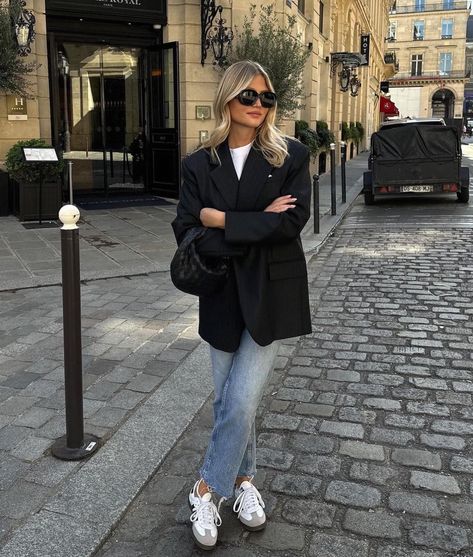 Estilo Hailey Baldwin, Mode Adidas, Black Blazer Outfit, Adidas Samba Outfit, Chic French Style, Samba Outfit, Skandinavian Fashion, Populaire Outfits, Paris Outfits