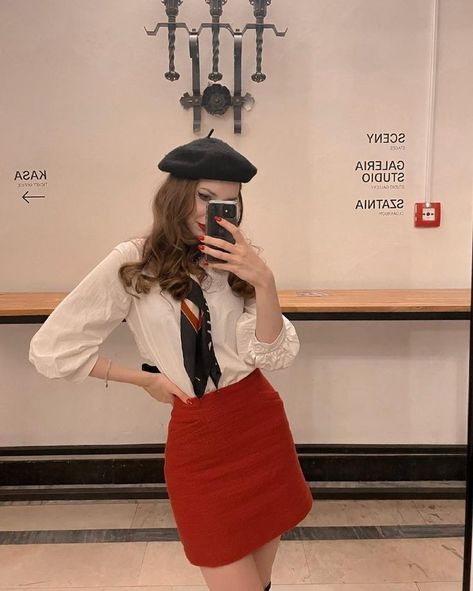 Skirt Outfit 2023, Red Mini Skirt Outfit, Outfits With Skirts, Red Skirt Outfits, Skirt Outfits Aesthetic, Parisian Outfits, Outfits Skirt, Mini Skirt Outfit, French Outfit