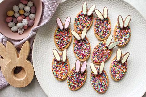 Easter baking is made so simple and ADORABLE with these Easter Bunny biscuits. Using Clinkers for ears, these are sure to be a crowd pleaser! Bunny Biscuits, Easter Treats For Kids, Arrowroot Biscuits, Easter Platter, Easter Brownies, Biscuit Decorating, Easter Rice Krispie Treats, Easter Cheesecake, Easter Cooking