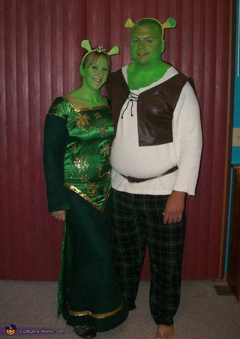 Shrek & Fiona - Homemade costumes for couples #halloween #costume Sully And Boo Costume, Shrek And Fiona Costume, Fairly Odd Parents Costume, Cosmo Und Wanda, Shrek And Fiona, Fiona Costume, Shrek Fiona, Cool Couple Halloween Costumes, Aladdin Costume