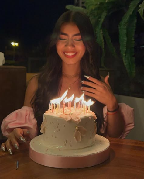 Birthday Pose, Sweet 16 Photos, Bday Pics, Cute Birthday Pictures, Birthday Babe, Happy Birthday Celebration, Mini Cakes Birthday, 18th Bday, Birthday Pics