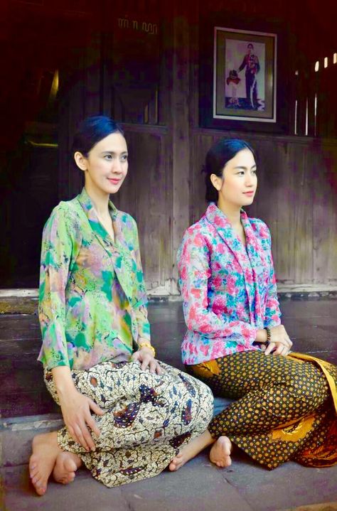 Kebaya Vintage, Indonesian Kebaya, Batik Dress Modern, Kebaya Modern Dress, Traditional Chic, Batik Skirt, Batik Kebaya, Traditional Dresses Designs, Batik Fashion