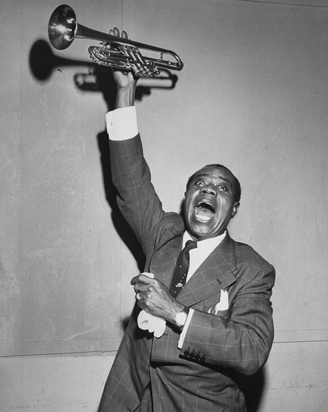 Jazz Artists, Vintage Black Glamour, Solo Music, Music Pics, Louis Armstrong, Jazz Musicians, Famous Americans, European Tour, Jazz Blues